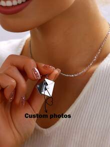 Chiếc vòng cổ có thể tùy chỉnh này sở hữu thiết kế thời trang và mặt dây chuyền hình phong bì được cá nhân hóa. Bạn có thể tùy chỉnh nó với tên, thông điệp hoặc ảnh gia đình, thú cưng hoặc người yêu của mình. Hoàn hảo cho sinh nhật, Ngày Valentine, kỷ niệm, đám cưới, Ngày của Cha và các dịp đặc biệt khác. Cũng phù hợp cho học sinh tốt nghiệp trung học, sinh viên đại học, sinh viên năm nhất, năm hai và các năm học thấp hơn. Chiếc vòng cổ ảnh thời trang này sẽ giúp bạn nổi bật. - nhiều màu - Xem 8