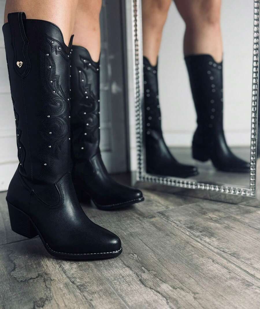 Bota mujer, caña alta, tacón medio, diseño vaquero, bordado decorativo, acabado elegante, cierre lateral, plantilla confortable, estilo moderno, calzado ideal para temporada otoño invierno, botas para outfit pantalón o vestido, accesorio casual o formal, catálogo zapatería, regalo especial, opción diaria, complemento chic, fácil de usar, calidad superior, calzado versátil, ajuste práctico, confección duradera, moda femenina. - Negro - Ver 1