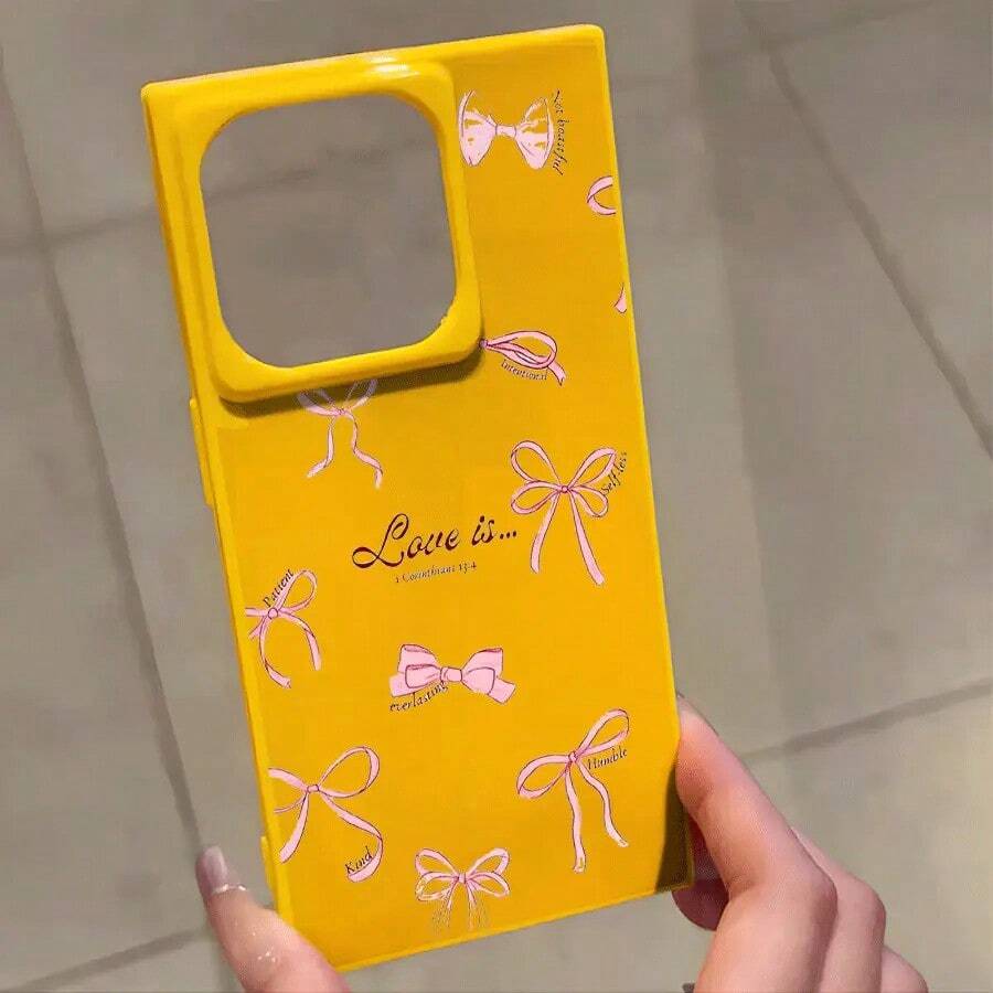 Un hermoso teléfono rosa con un patrón de bloques ingleses rojos, diseñado para los modelos 16 Pro, 16, 15 Pro, 14, 14 Plus, 13, 13 Pro, 12 Pro y 12 Pro, ofrece una cobertura completa a prueba de golpes con una gran apertura, un marco elegante y brillante y excelente - Amarillo - Ver 1