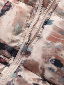 1 pieza Abrigo acolchado con capucha elástica y estampado de grafiti de color block para niña joven, abrigo acolchado de longitud media para niños/niñas, ropa exterior casual con cremallera para niños