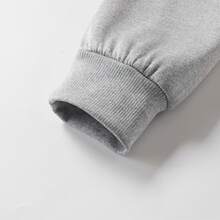 Chaqueta con capucha gris de hombre forrada de sherpa, cálida y cómoda, adecuada para salidas de invierno, actividades al aire libre y uso casual en el hogar