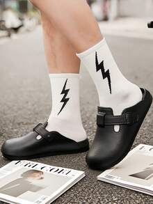 أحذية بيركن الرجالية الجديدة لموسم الصيف، ذات طراز بسيط وأنيق. أحذية كاجوال متعددة الاستخدامات مع نعل سميك قابل للتنفس وناعم ومريح، مصنوعة من مادة EVA مانعة للانزلاق وغير منتجة للروائح الكريهة وذات حماية مضادة للبكتيريا للقدم، وسريعة الجفاف. تتميز بوسادة مريحة جدًا، مناسبة للارتداء على الشاطئ/الشارع الخارجي/غرفة النوم والحمام وغيرها. أحذية بيركن متوفرة للرجال والنساء بنفس الطراز.