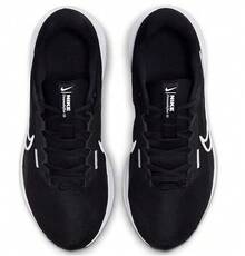 Nike 男士轻便舒适专业公路跑鞋，新款超柔软鞋底休闲慢跑鞋 DOWNSHIFTER 13WIDE，经典黑白配色，适合日常穿着和户外活动，FJ1284-001 - 黑與白 - 查看 4