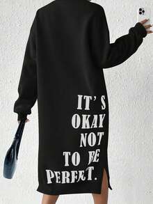 Chiếc váy áo nỉ dày vừa phải, thời trang này rất được ưa chuộng vào mùa xuân và mùa hè. Thiết kế nổi bật với họa tiết chữ in ở phía sau, xẻ tà hai bên, dáng rộng, tay dài và chiều dài đến đầu gối, phù hợp để mặc quanh năm. Họa tiết chữ "IT'S OKAY NOT TO BE PERFECT" được thiết kế đặc biệt cho mùa xuân và mùa thu, là lựa chọn lý tưởng cho những buổi đi chơi, mua sắm và hẹn hò. Một món đồ không thể thiếu cho ngày Valentine. Màu đen. - màu đen - Xem 4
