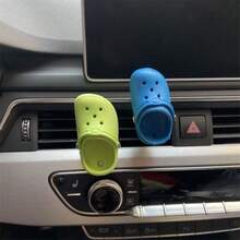 La decoración práctica de la salida de aire del agujero del zapato del coche es divertida.