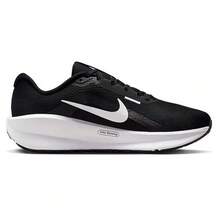 Nike 男士轻便舒适专业公路跑鞋，新款超柔软鞋底休闲慢跑鞋 DOWNSHIFTER 13WIDE，经典黑白配色，适合日常穿着和户外活动，FJ1284-001 - 黑與白 - 查看 3