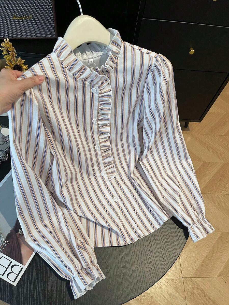 白色条纹荷叶边领长袖纽扣宽松女式衬衫，优雅百搭，适合通勤和外出穿着，春夏款