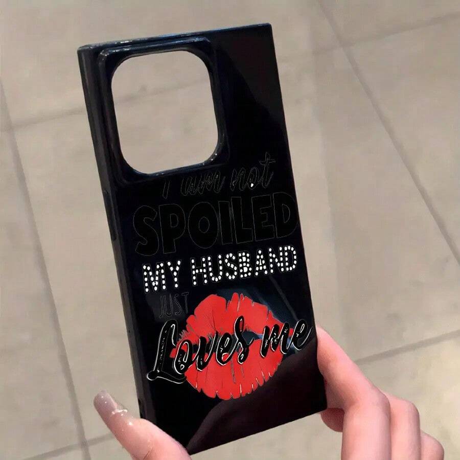 Un teléfono con un diseño de letras negras y labios rojos con un patrón de bloques, compatible con los modelos 16 Pro, 16, 15 Pro, 14, 14 Plus, 13, 13 Pro, 12 Pro y 12 Pro. Ofrece una cobertura total a prueba de golpes, un amplio orificio, un marco liso y brillante, y una excelente calidad de imagen. - Negro - Ver 1