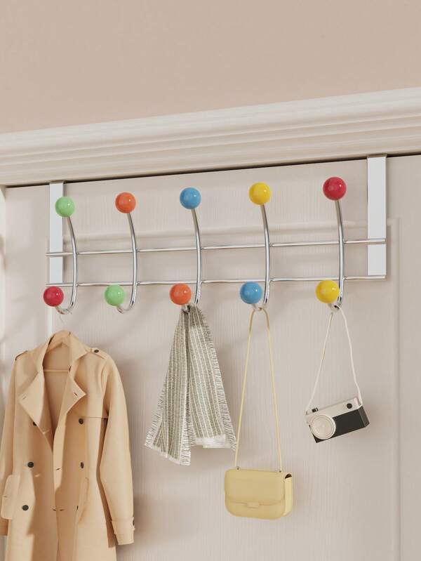 Um gancho circular pendurado na parte de trás de uma porta pode segurar muitas roupas e bolsas, aproveitando o espaço atrás da porta para deixar o ambiente mais arrumado.
