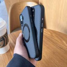 Carbon Fiber 360 ° Rotating Bracket Mobile Phone Case, Made Of TPU + PC Material, Supports Magnetic Attraction, Light Beige Texture Does Not Leave Fingerprints. Simple And High-End Fashion, Suitable For IPhone 16 Pro Max/16 Pro/16/IPhone 15 Pro Max/15 Pro/15/IPhone 14 Pro Max/14 Pro/14/IPhone 13 Pro Max/13 Pro/13 - 黑色 - 查看 5