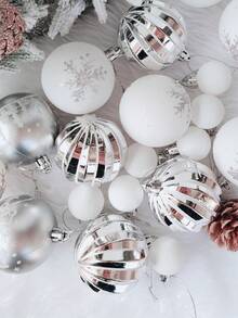 44 piezas de adornos de bolas de Navidad plateadas y blancas, decoraciones de árbol de Navidad de plástico irrompible dorado, adornos colgantes para fiestas navideñas para coronas, guirnaldas y árboles interiores/exteriores, bolas de árbol de Navidad plateadas y blancas, adornos con diseño preensartado, decoración navideña festiva para fiestas navideñas, coronas, guirnaldas, decoración de Navidad