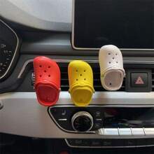 La decoración práctica de la salida de aire del agujero del zapato del coche es divertida.