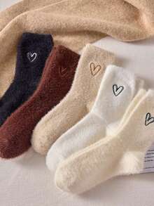 2 双秋冬毛绒袜，女童和青少年仿毛心形中筒袜，厚实保暖毛绒长袜，适合居家、地板、睡眠、产后穿着 - 彩色 - 查看 4