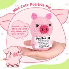 1 pièce Poupée en peluche tissée à la main de petit cochon avec des mots encourageants, pouvant être offerts comme petits cadeaux aux amis et à la famille. Un design de poupée adorable et des mots encourageants très chaleureux et doux ! Ces poupées adorables seront toujours vos amies et vous feront vous sentir détendu et heureux ! Ornements décoratifs pour la maison et le bureau, ornements tricotés mignons très adaptés pour le salon et le bureau - Multicolore - Voir 2