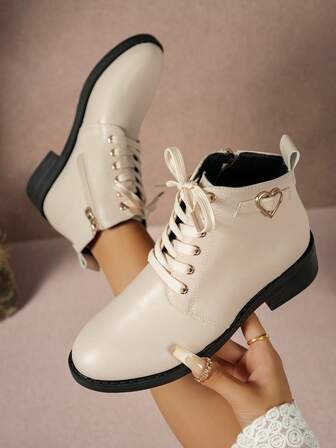 Botas de tobillo de motocicleta con decoración de corazón, cremallera lateral y cordones, de estilo chic y versátil, en color beige, para mujer, de la temporada Otoño/Invierno 2025. Estilo casual y al aire libre, con tacón grueso, al estilo europeo y americano, con vibra de resort, recomendadas por influencers, minimalistas, al estilo francés de tobillo y botas cortas