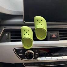 La decoración práctica de la salida de aire del agujero del zapato del coche es divertida.