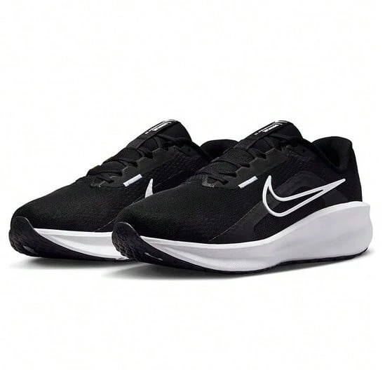 Nike 男士轻便舒适专业公路跑鞋，新款超柔软鞋底休闲慢跑鞋 DOWNSHIFTER 13WIDE，经典黑白配色，适合日常穿着和户外活动，FJ1284-001 - 黑與白 - 查看 1