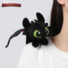 Universal Pictures Llavero de peluche de Toothless de DreamWorks Dragons HTS de 13 cm - Figura colgante sentada, gancho desmontable para mochila, juguete de peluche suave como regalo para niños/fans (con licencia oficial) - Peluche impresionista desdentado perchable - Ver 2