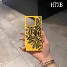 Un teléfono con una gran impresión negra de un patrón de bloques, compatible con los modelos 16 Pro, 16, 15 Pro, 14, 14 Plus, 13, 13 Pro, 12 Pro y 12 Pro. Ofrece protección total contra golpes, una amplia abertura, un elegante marco brillante y una excelente calidad de imagen. - Amarillo - Ver 3