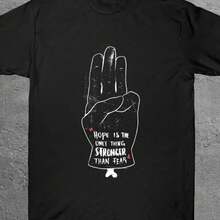 Men's Hunger Games Inspired T-Shirt - "Hope Is Stronger Than Fear" Retro Graphic Tee, Soft Breathable Everyday Shirt For Hunger Games Movie Fans, Casual Gift For Districts 12, 4, 8 - Machine Washable, Fan Merchandise, Bold Graphic Tee, Comfortable Fit Versatile And Simple Loose Round Neck Short Sleeve T-Shirt - màu đen - Xem 1