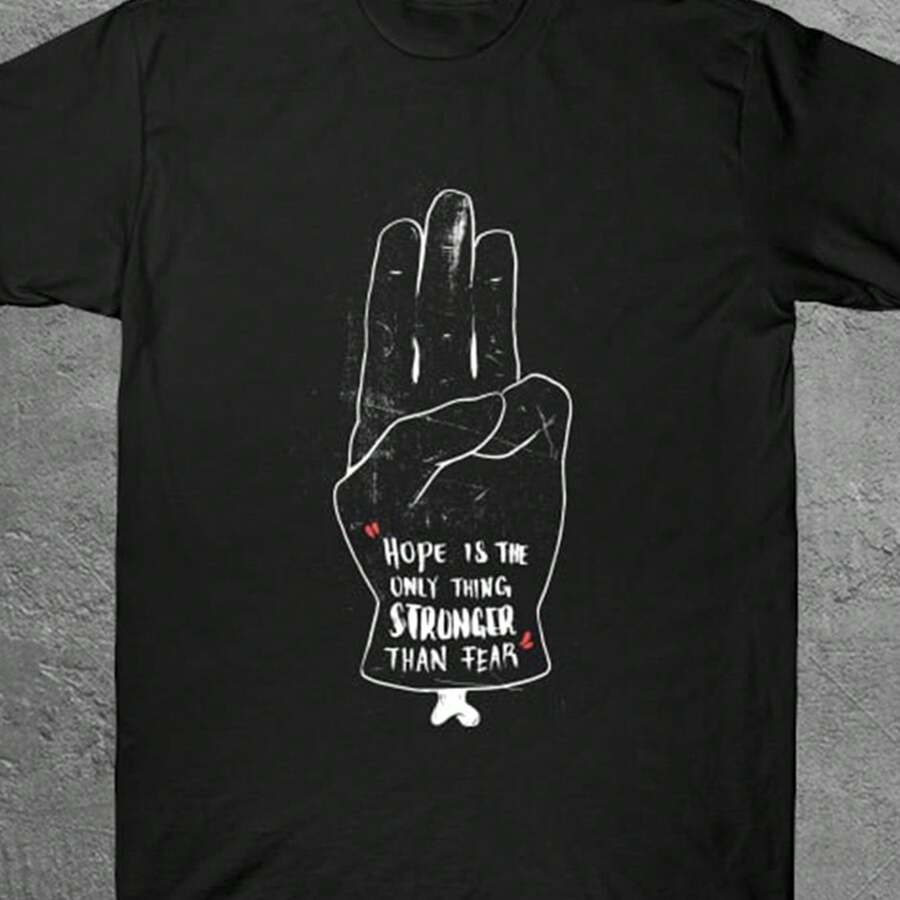 Men's Hunger Games Inspired T-Shirt - "Hope Is Stronger Than Fear" Retro Graphic Tee, Soft Breathable Everyday Shirt For Hunger Games Movie Fans, Casual Gift For Districts 12, 4, 8 - Machine Washable, Fan Merchandise, Bold Graphic Tee, Comfortable Fit Versatile And Simple Loose Round Neck Short Sleeve T-Shirt - màu đen - Xem 1