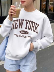 女式秋冬纽约口号图案长袖圆领运动衫，休闲宽松百搭假日风格上衣，时尚秋季女装，适合日常穿着