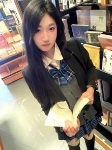 1 件女士秋冬学院风 JK 制服套装，包含长袖毛衣、百褶裙、有领衬衫，适合休闲穿着或拍照