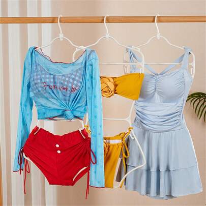 Estante de exhibición de trajes de baño de plástico para uso minorista o doméstico - Juego de perchas para trajes de baño con ganchos de rejilla ahorradores de espacio, organización en capas fácil, acabado transparente, presentación versátil en resort de playa o junto a la piscina, ideal para colecciones de trajes de baño estacionales, estilismo de estantería de boutique, acceso rápido y merchandising visual en eventos estacionales, perfecto para una visibilidad clara y una carga talla grande ligera, construcción para un manejo frecuente, solución de exhibición ordenada para armarios y exhibiciones de tienda