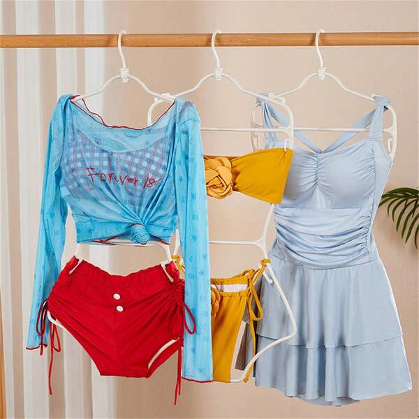 Cabideiro de plástico para roupas de banho, ideal para uso em lojas ou residências. Possui ganchos em formato de grade que economizam espaço, facilitando a organização em camadas, acabamento transparente e versátil para apresentações em resorts de praia ou piscinas. Perfeito para coleções de moda praia sazonais, organização de prateleiras de boutiques, acesso rápido e merchandising visual em eventos sazonais. Ideal para visibilidade clara e menor peso, projetado para manuseio frequente e uma solução prática para manter armários e vitrines organizados.