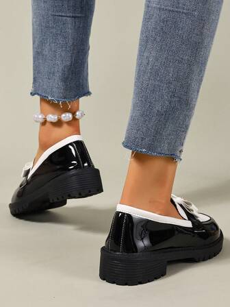 Damloafers med strassdekor, casual vår/höst svarta och vita lapptäcken, spetsig tå, slip-on, bekväma bilskor, eleganta plattskor