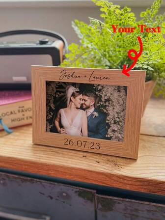 1 pièce Cadre photo en bois avec gravure personnalisée, disponible en plusieurs tailles/styles. Vous pouvez personnaliser votre propre texte, avec un design personnalisé d'étreinte de couple. Idéal pour un cadeau de mariage, d'anniversaire et de la Saint-Valentin.