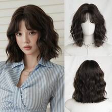 NAMM Parrucca corta riccioluta da 12 pollici per donne - Parrucca modesta con frangia a onde, in fibra sintetica morbida e setosa resistente al calore di colore marrone scuro, adatta per uso quotidiano, perfetta per vacanze, festival musicali, celebrazioni - Sakura Celebrations Glam & festa Street Wear Photography Use