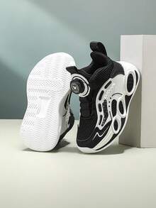 Un par de zapatos deportivos de malla de moda para niños, con perilla giratoria para abrir, destacan en el juego casual y las competencias deportivas