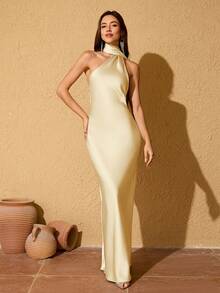 Gaun Bridesmaid Panjang Tanpa Lengan dengan Leher Asimetris Warna Polos yang Elegan dan Pas Badan - Kuning - View 3