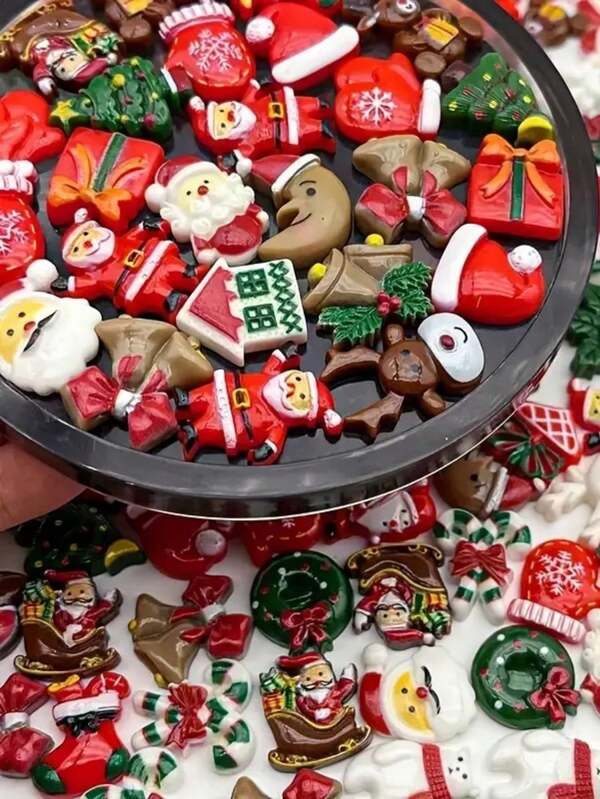 Conjunto de 50 pingentes aleatórios com fundo plano inspirados no Natal, conjunto misto de decorações natalinas para artesanato faça você mesmo, inclui Papai Noel, boneco de neve, rena, árvore de Natal e designs sazonais - não metálico (estilos variados)