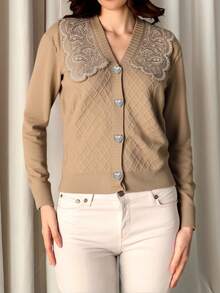 Cardigan de punto para mujer - top con cuello en V, tejido suave y cálido con textura de punto en rombo y detalles de encaje blanco decorativo en el cuello y hombros, cierre con botones metálicos - Estilo elegante casual con toque romántico - Ideal para uso diario y capas en primavera y otoño - Marrón - Ver 7