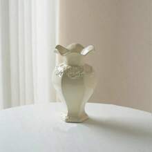 1 pieza Jarrón de cerámica con relieve de estilo francés retro, diseño de rosa tallada redonda, elegante decoración del hogar para mesa, jarrón altamente atractivo para arreglos florales, decoración de sala de estar y dormitorio, jarrón para centros de mesa