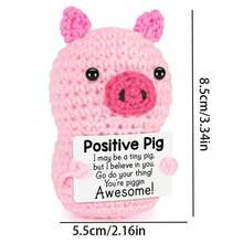 1 pièce Poupée en peluche tissée à la main de petit cochon avec des mots encourageants, pouvant être offerts comme petits cadeaux aux amis et à la famille. Un design de poupée adorable et des mots encourageants très chaleureux et doux ! Ces poupées adorables seront toujours vos amies et vous feront vous sentir détendu et heureux ! Ornements décoratifs pour la maison et le bureau, ornements tricotés mignons très adaptés pour le salon et le bureau - Multicolore - Voir 5