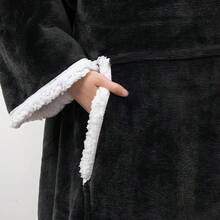 1 件舒适羊毛可穿戴毛毯，带袖子和口袋 - 男女皆宜的柔软电视披肩，送给妈妈的完美礼物 - 黑色 - 查看 10