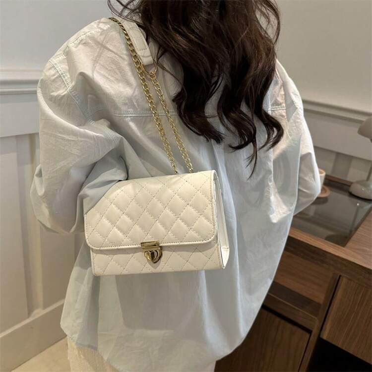 Este bolso de hombro informal, compacto y ligero para mujer presenta un diseño de solapa cuadrada, ideal para adolescentes, mujeres, estudiantes universitarias, principiantes y profesionales. Es ideal para diversas ocasiones, como la oficina, la universidad, el trabajo, los negocios, los desplazamientos y los viajes. - Blanco - Añade 3