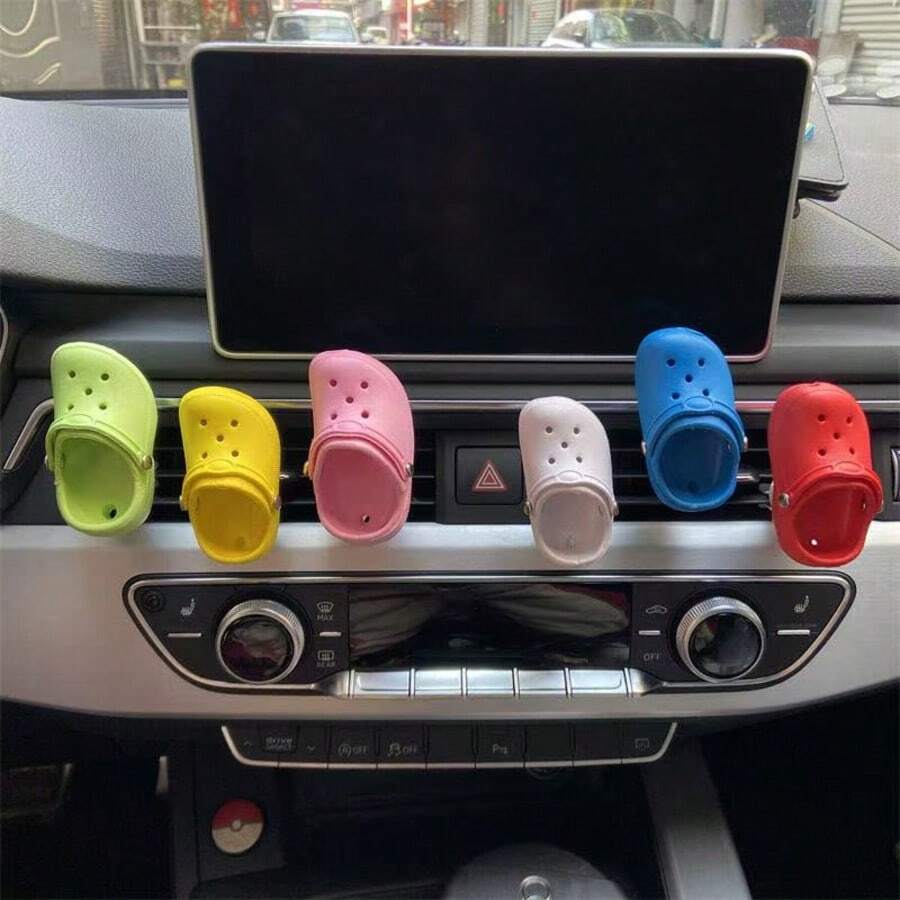 La decoración práctica de la salida de aire del agujero del zapato del coche es divertida.