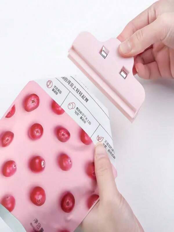 Conjunto de 5 Clipes de Vedação para Armazenamento de Alimentos, Presente Prático, Clipe de Vedação Hermética para Armazenamento de Alimentos, Clipe Resistente para Sacos de Salgadinhos (Cor Aleatória) Acessório de Cozinha Multiuso para Manter os Alimentos Frescos, Fechamento à Prova de Vazamentos, Conjunto de Clipes Duráveis para Despensa, Presente Ideal para Cozinheiros Domésticos e Famílias Atarefadas Essencial para Organização da Cozinha e Armazenamento de Alimentos Frescos na Despensa, Aderência Conveniente e Fixação Forte, Solução de Fechamento Durável e de Alta Qualidade para Sacos de Salgadinhos e Produtos Frescos, Presente Ideal para Chefs Domésticos e Famílias Atarefadas