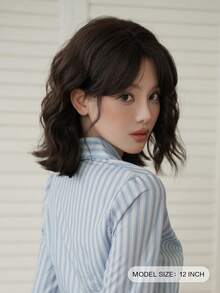 NAMM Parrucca corta riccioluta da 12 pollici per donne - Parrucca modesta con frangia a onde, in fibra sintetica morbida e setosa resistente al calore di colore marrone scuro, adatta per uso quotidiano, perfetta per vacanze, festival musicali, celebrazioni - Sakura Celebrations Glam & festa Street Wear Photography Use