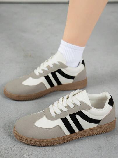 女士百搭学院风运动鞋，平底防滑系带圆头橡胶底休闲鞋，酒红色、黑色、卡其色撞色可选，适合日常穿着，尺码36-41，时尚百搭