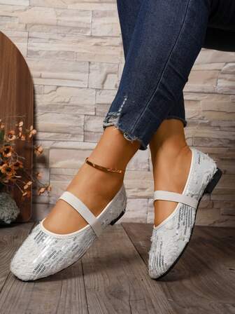 Nya söta preppy-modell med spänne och asymmetriska glitter-platta loafers för kvinnor