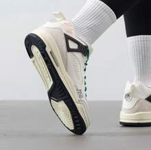 Nike أحذية كرة السلة الرياضية الكلاسيكية منخفضة الرقبة لأطفال جوردان سبيزايك - أبيض - مشاهدة 4