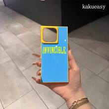 Un teléfono con un diseño de letras azules y un patrón de bloques, compatible con los modelos 16 Pro, 16, 15 Pro, 14, 14 Plus, 13, 13 Pro, 12 Pro y 12 Pro, ofrece una cobertura completa a prueba de golpes con una gran apertura, un marco elegante y brillante y un diseño mejorado. - Negro - Ver 3
