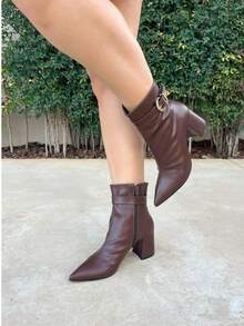 BOTA CAFÉ COM ENFEITE FIVELA 6,5 CM