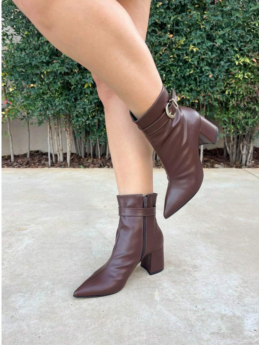 BOTA CAFÉ COM ENFEITE FIVELA 6,5 CM