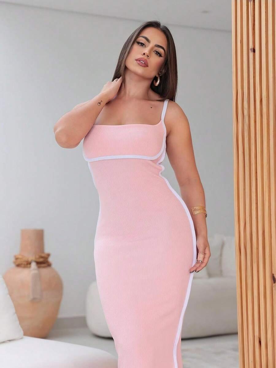 Women's Fitted Dress With White Details. Midi Length, Fitted To The Body, With A Small Slit At The Back Hem. White Thin Straps And White Detail That Accentuates The Elegant Bust, - 淺粉色 - 查看 1